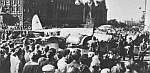 Сбитый зенитчиками батареи лейтенанта А.Е. Турукало немецкий бомбардировщик поставлен на площади Свердлова в Москве для обозрения