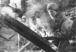 Работницы завода «Серп и молот» (Москва) варят противотанковые «ежи»