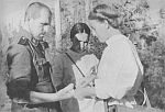 Советские медсёстры перевязывают легкораненного пленного эсэсовца