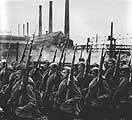Бойцы народного ополчения направляются мимо Кировского завода на фронт