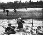 Моряки-десантники высаживаются на занятый фашистами берег в районе Керчи