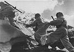 Воины-альпинисты под командованием лейтенанта А.С. Ефремова поднимаются по леднику для обороны горного перевала