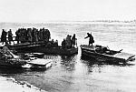 Переправа советских войск на понтонах через Днепр в районе Никополя