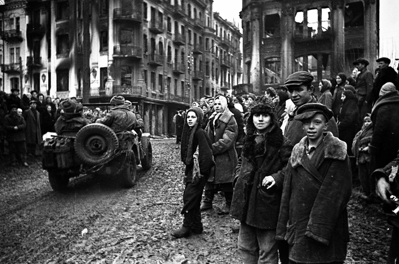 Встреча красноармейцев с жителями Винницы в день освобождения города (фото фронт. корреспондента А. Шайхета)